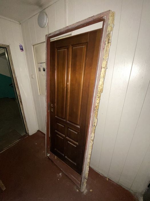 Металева вхідна двері з коробкою