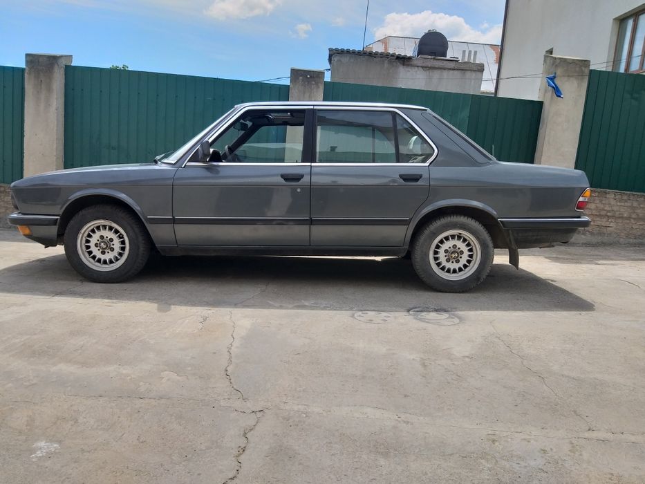 Стойки в сборе    передние 80$пара  БМВ е28.родной пробег 130т км