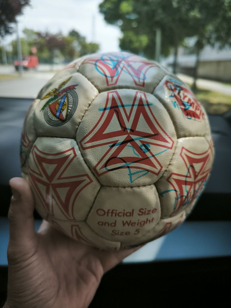 Bola futebol antiga Benfica assinada