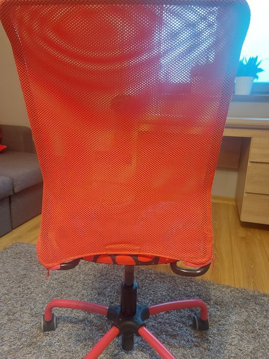 Różowe krzesło obrotowe  biurkowe dla dziecka. IKEA