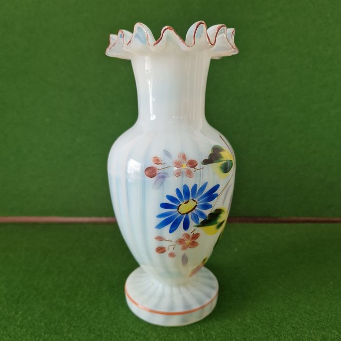 Jarra com folhos em vidro opalescente