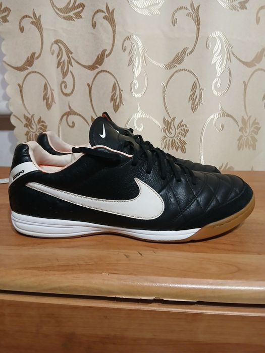 Фірмові шкіряні футзалу Nike Tempo 44 р. По стальці28 см.