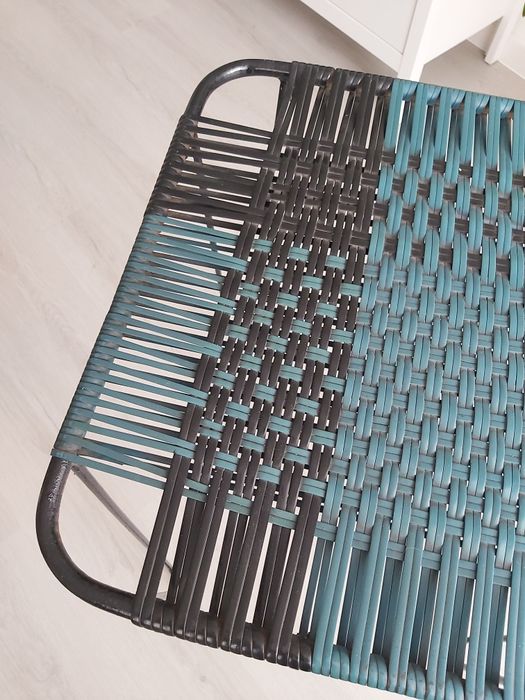 Stolik PRL z metalowymi nogami plecionka pcv + gratis drewniany blat