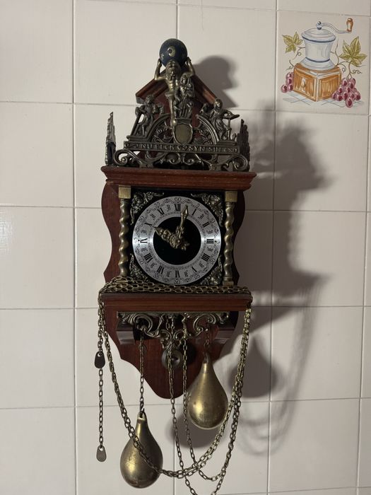 Relogios de parede a funcionar