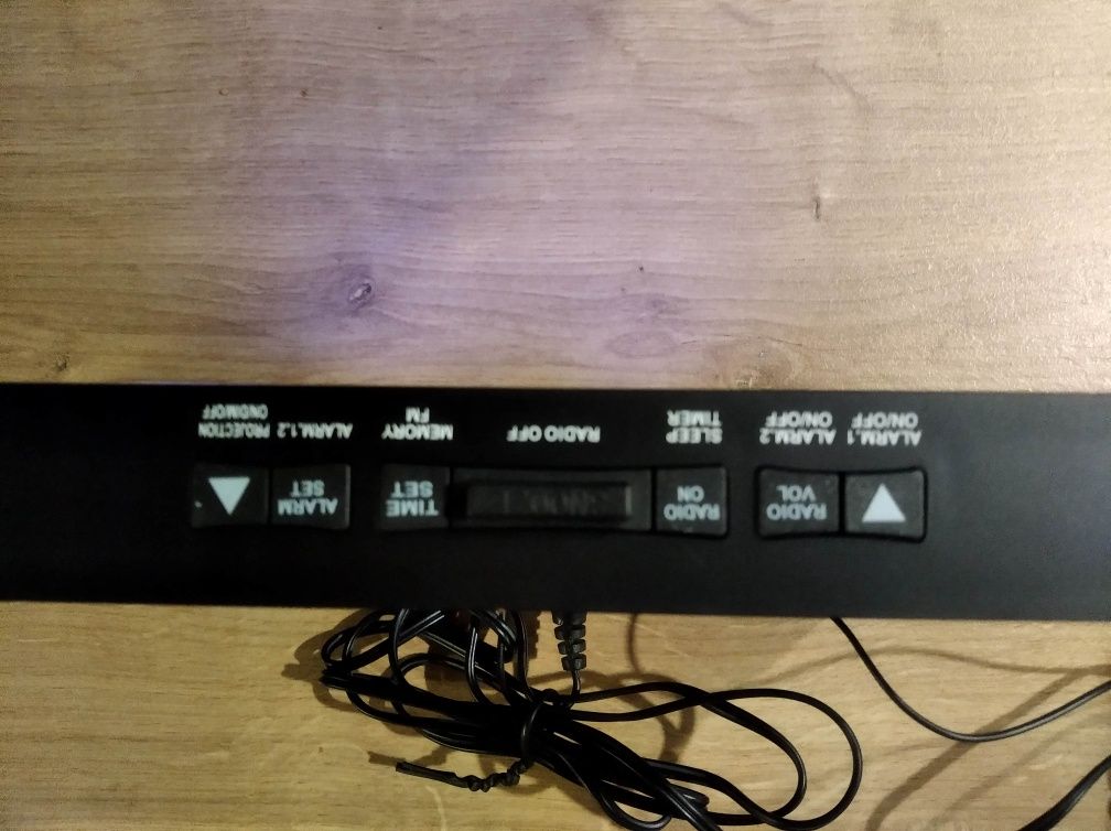 Zegar elektroniczny z projektorem i radiem