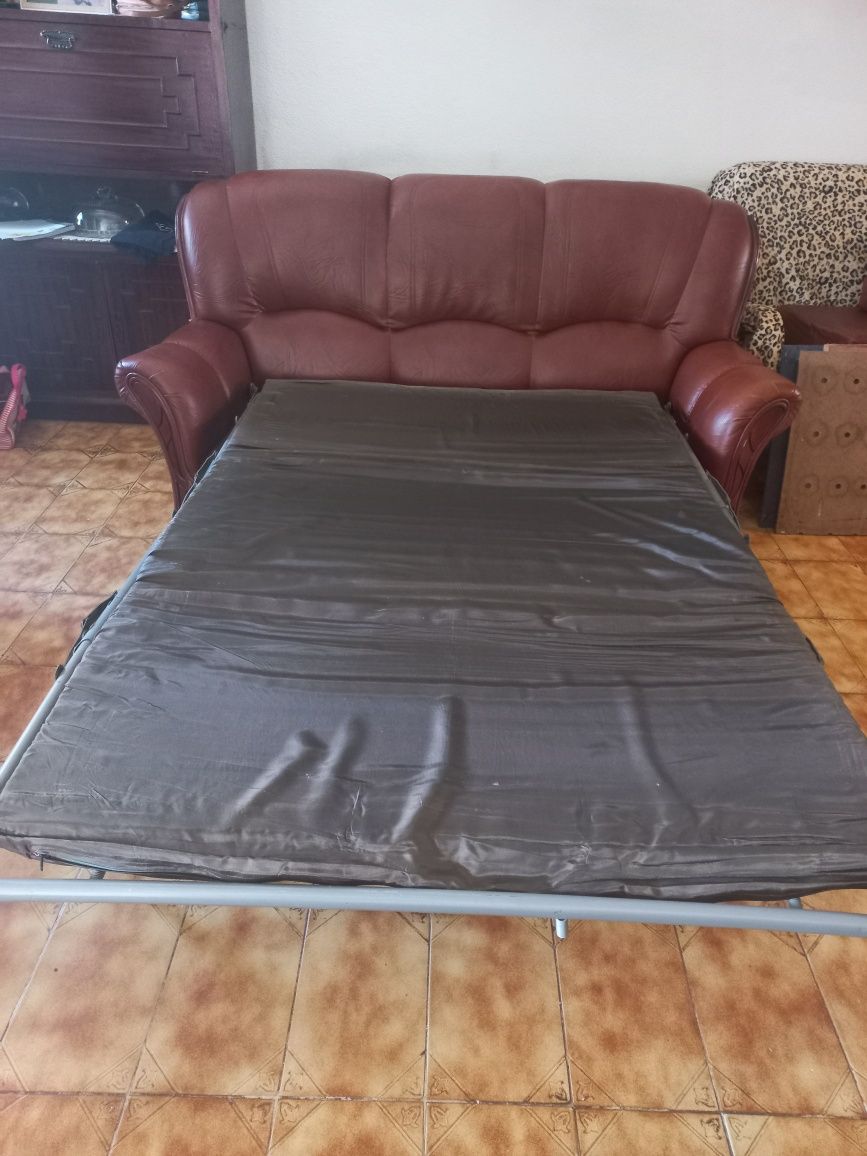 Sofá cama em pele