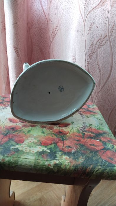 Продам фарфоровую статуэтку