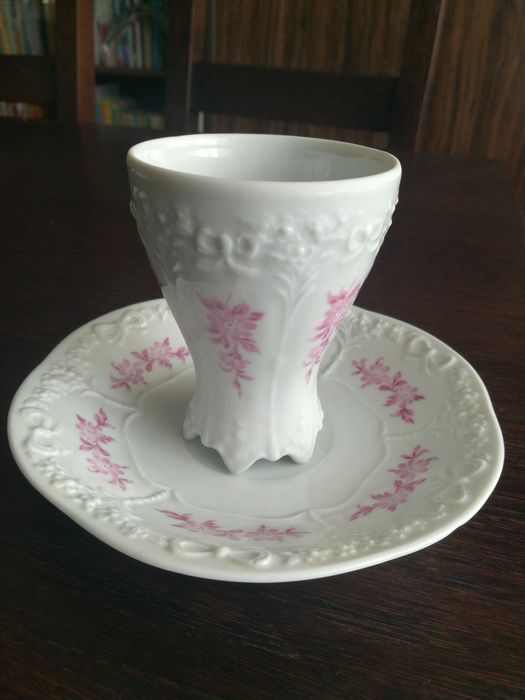 Porcelanowa filiżanka i talerzyk.