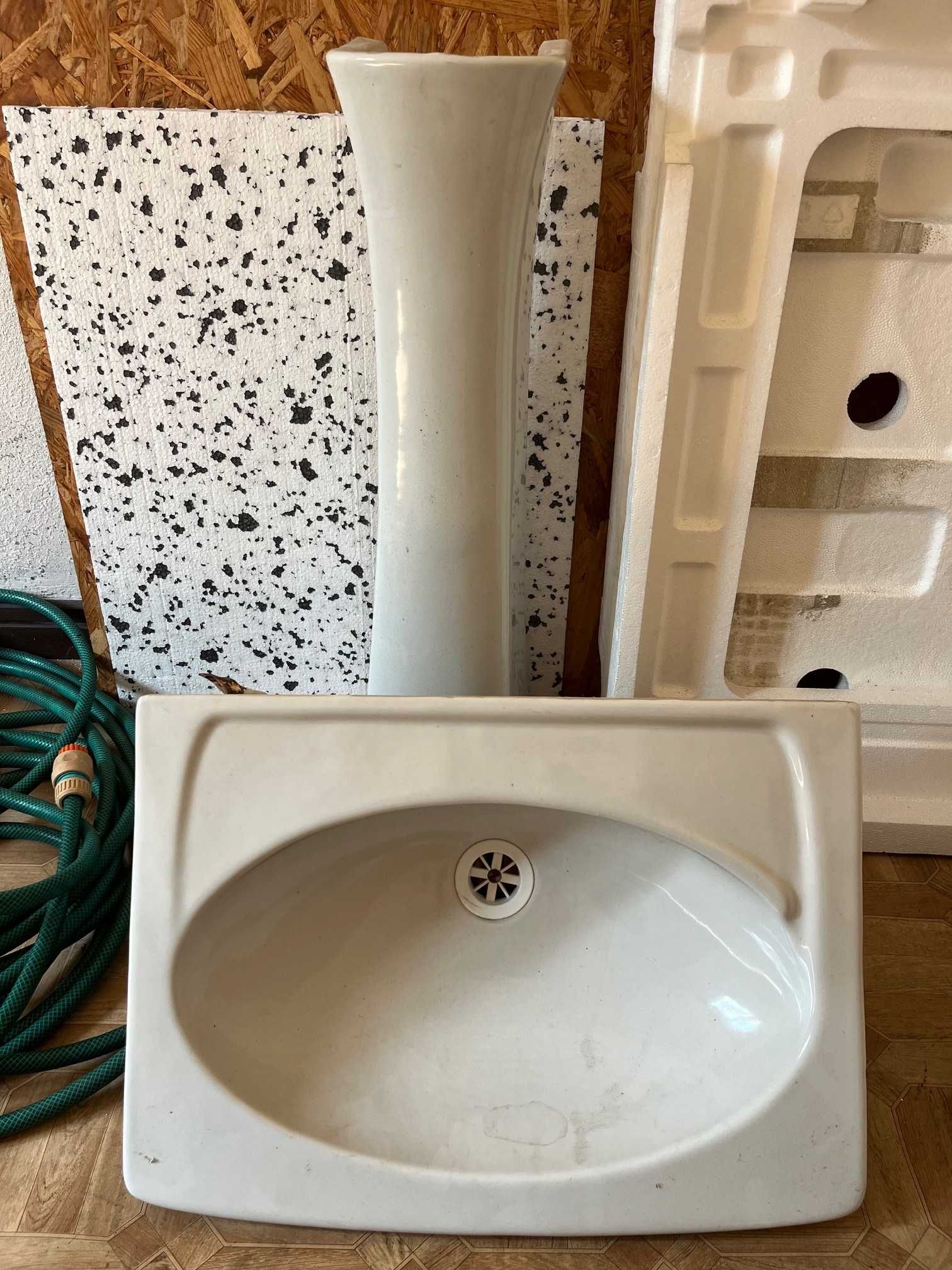 UMYWALKA ceramiczna z nogą, stan bdb