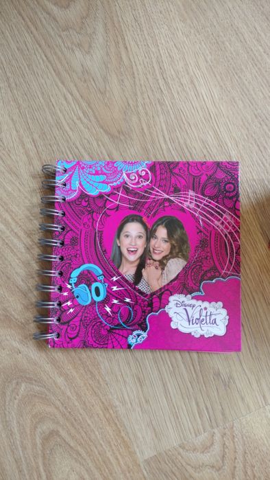 conjunto de bloco de notas+porta canetas da violetta