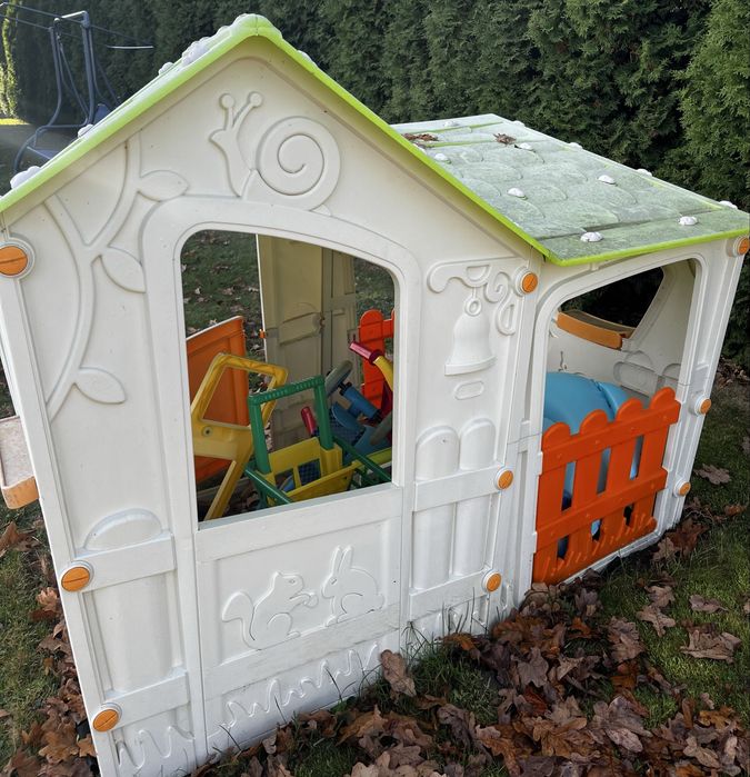 Plastikowy domek do zabawy dla dziecka