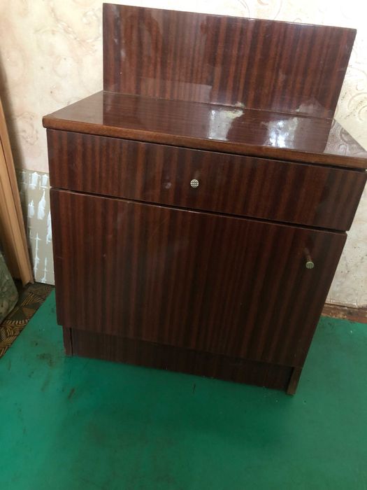 Тумбочки, трюмо б/у