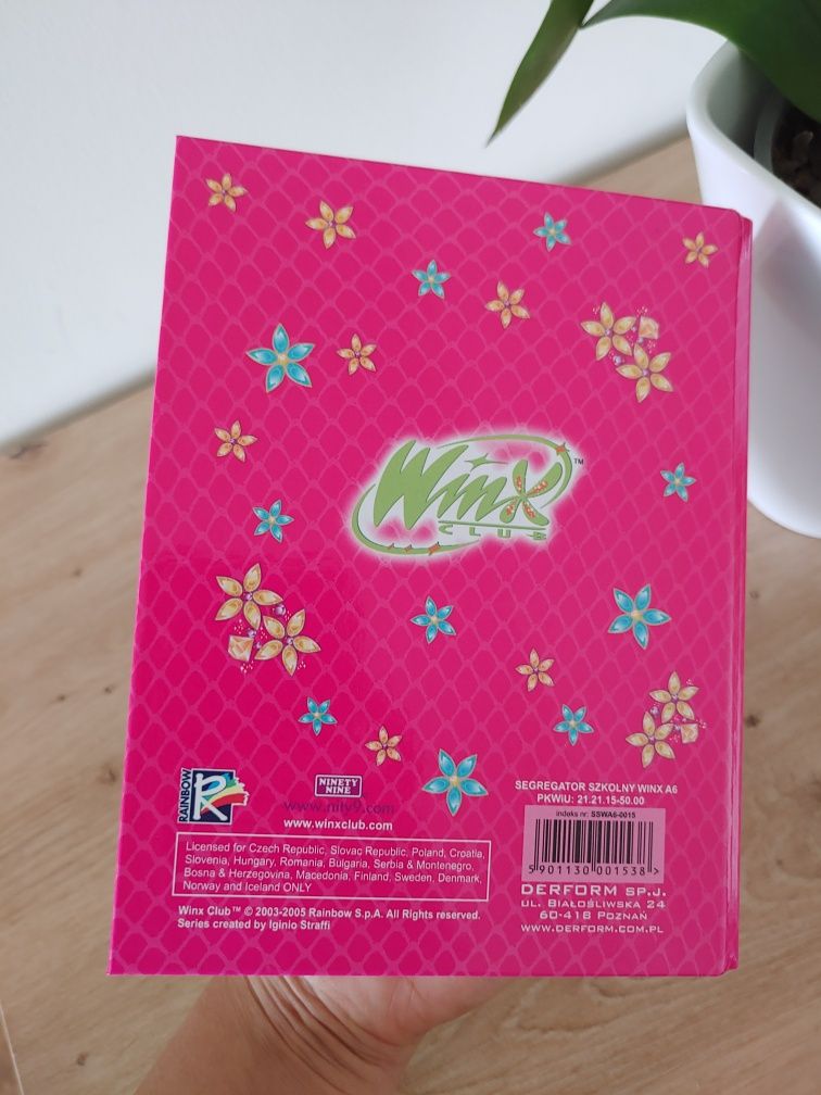 Różowy segregator A6 ze Stellą na niebieskim tle Winx Club karteczek