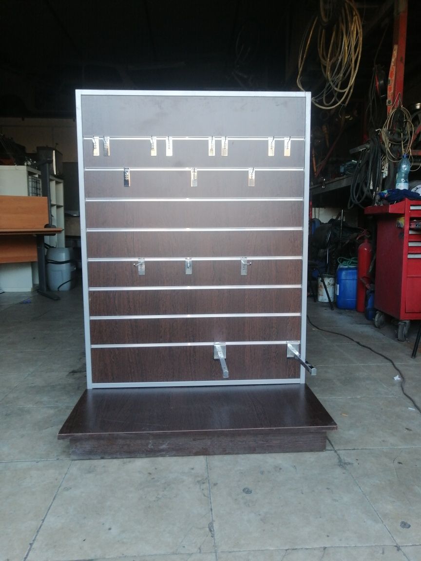 Expositor de pendurados 2,80×0,95×1,30