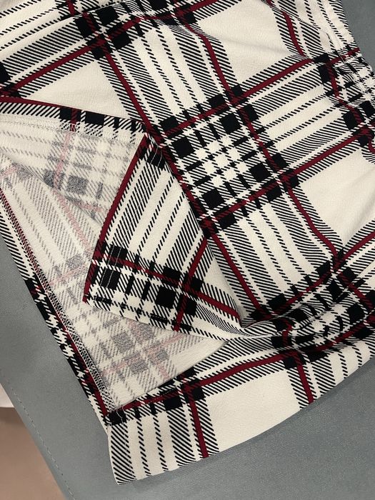 Saia curta com pequena racha