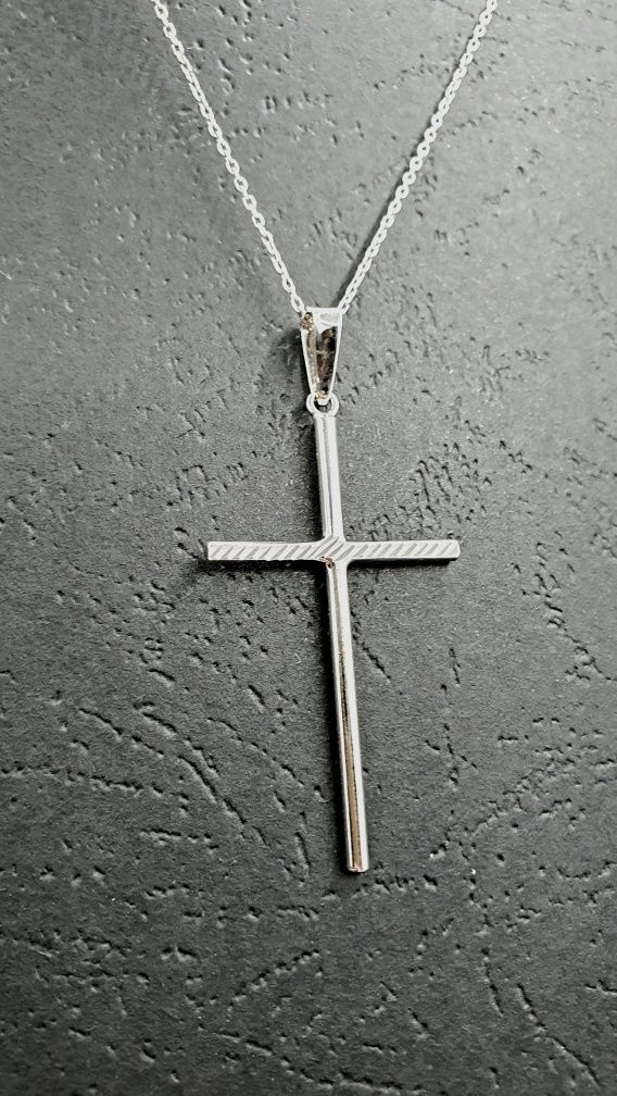 Wisiorek srebrny pr.925 krzyżyk diamentowany