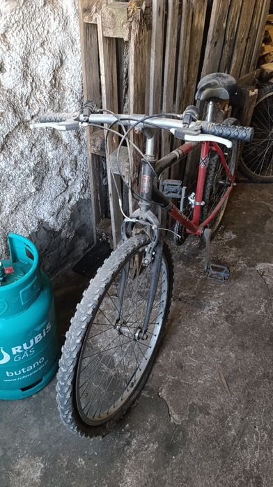 Bicicletas velhas e rodas para venda