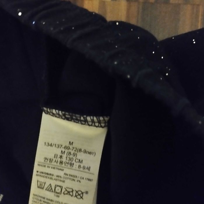 Leginsy w kolorze granatowym w rozmiarze 134/137.