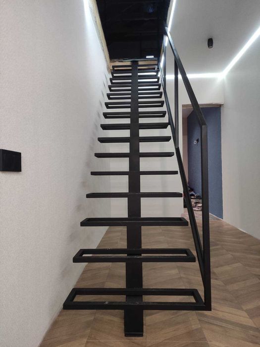 Металеві сходи на замовлення – виготовлення та монтаж