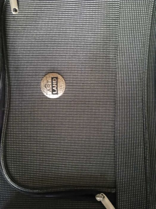 walizka w szarą kratkę