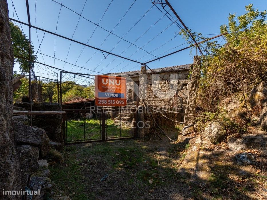 Terreno Agrícola Com Casa De Pedra De Dois Pisos