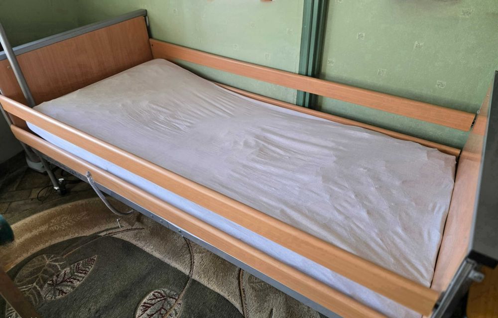 Łóżko rehabilitacyjne - jak nowe, 100% sprawne + stolik