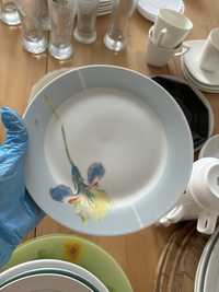 Dwa talerze białe ceramiczne z kwiatkiem i niebieską obwódką