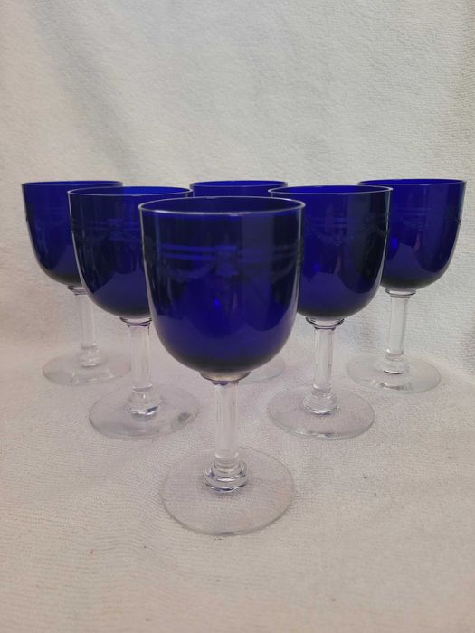 Conjunto de taças antigas de cristal azul cobalto