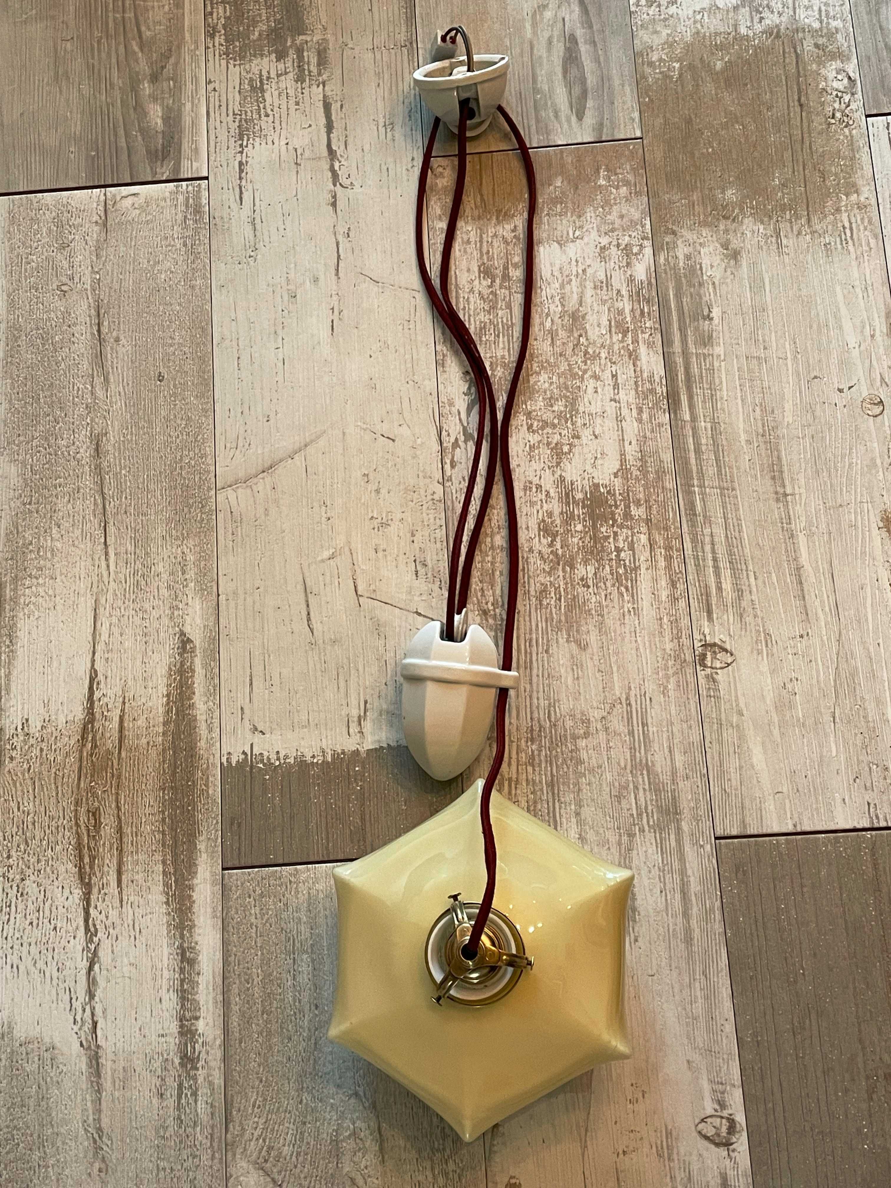 Stara lampa wisząca kuchenna z przeciwwagą porcelanową