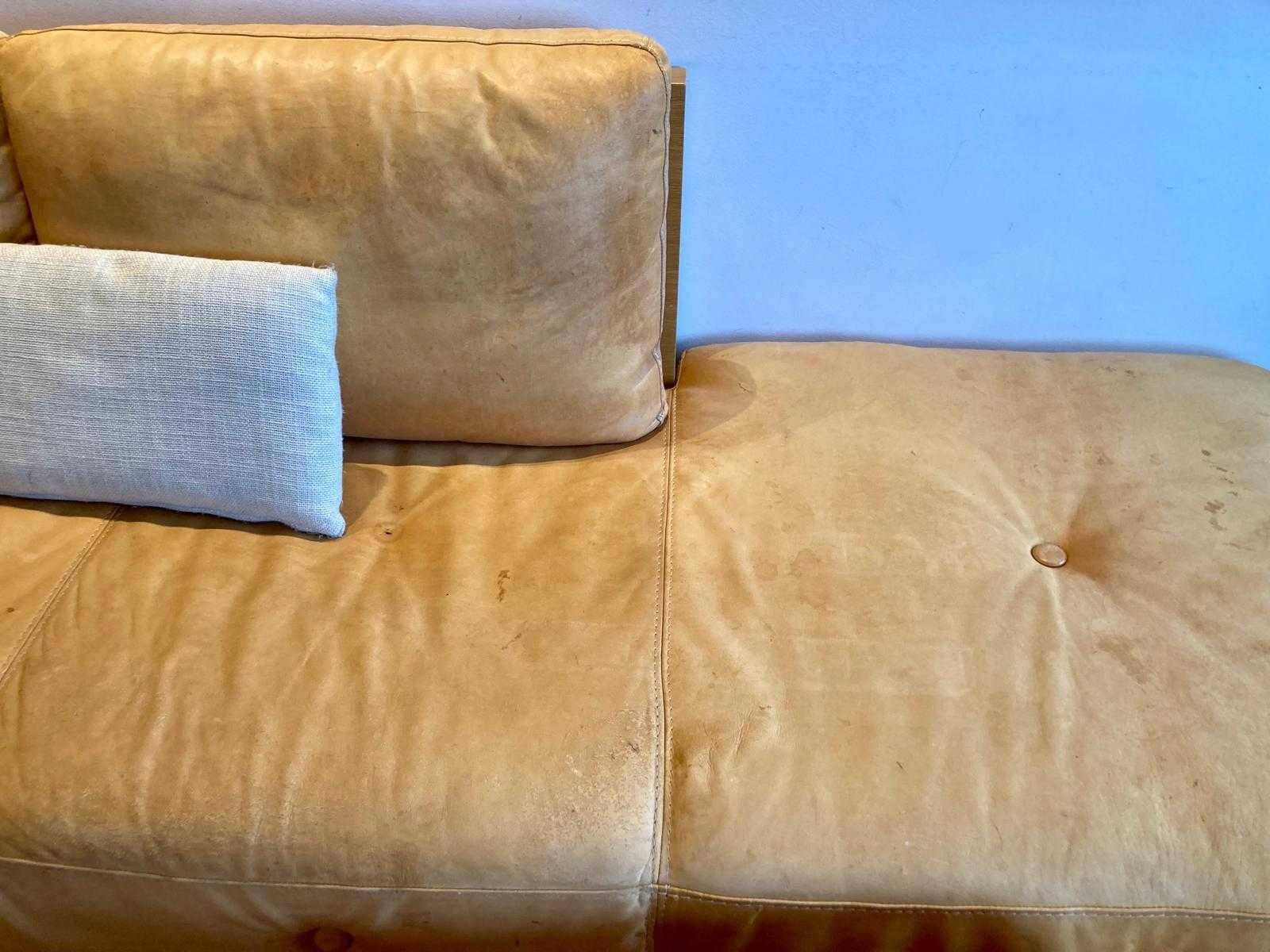 Sofá grande com banqueta em pele natural e madeira, design único