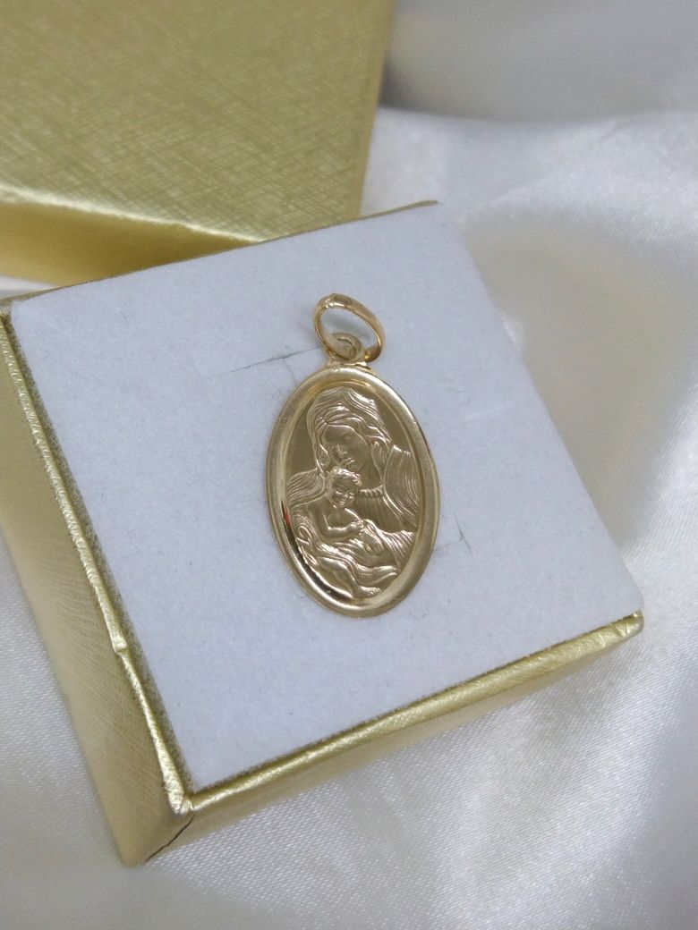 Złoty wisiorek medalik Matka Boska z Dzieciątkiem, złoto 585, komunia
