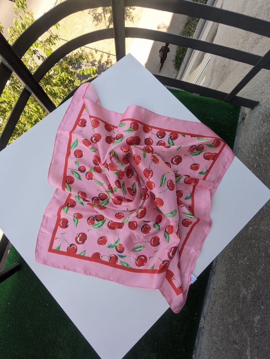 Różowa apaszka w wiśnie Cherry scarf