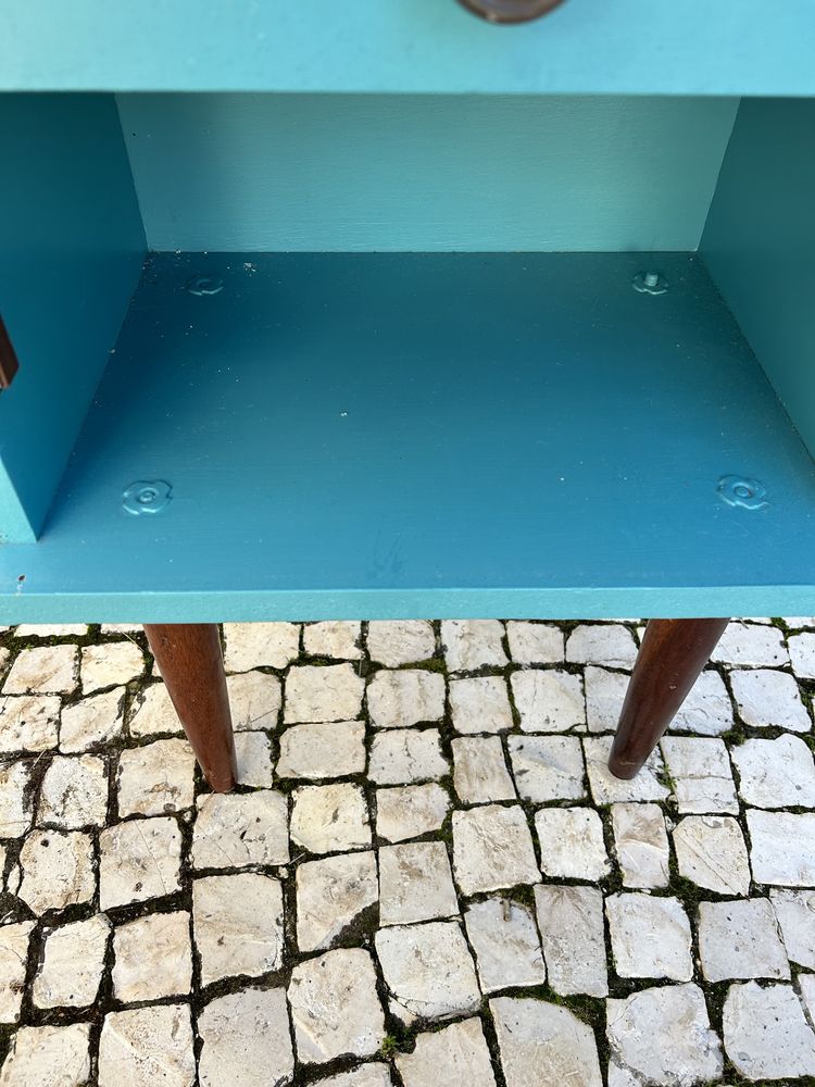 Mesinha de cabeceira azul