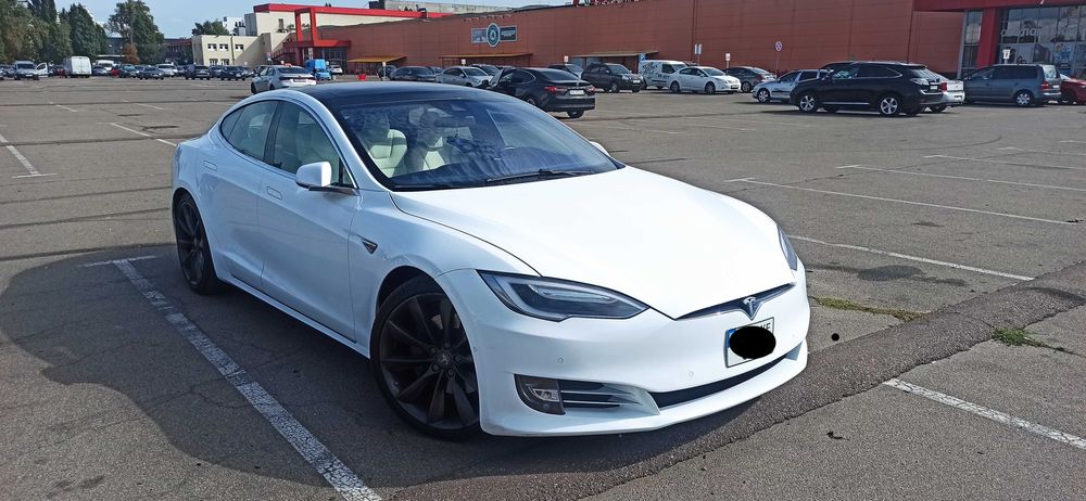 Продам хороший , надійний автомобіль Tesla Model S