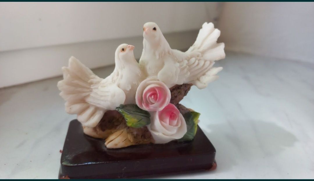 Влюблённые голуби на подставке