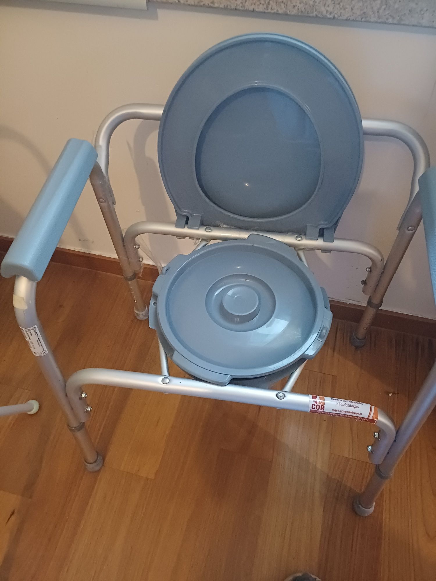 Cadeira sanita para uso ortopédico e reabilitação