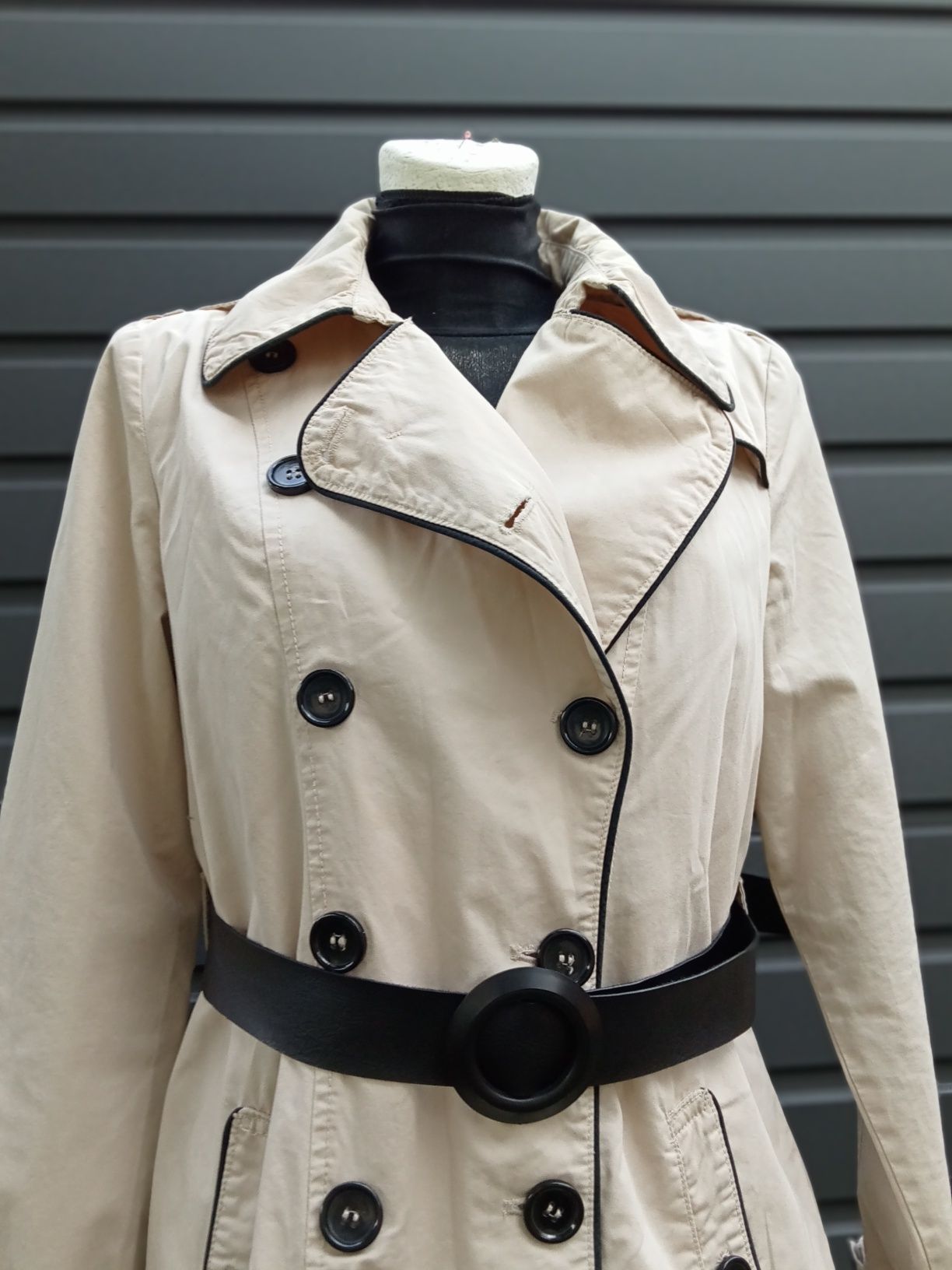 Ponadczasowy beżowy trencz przejściowy płaszcz z paskiem vintage M