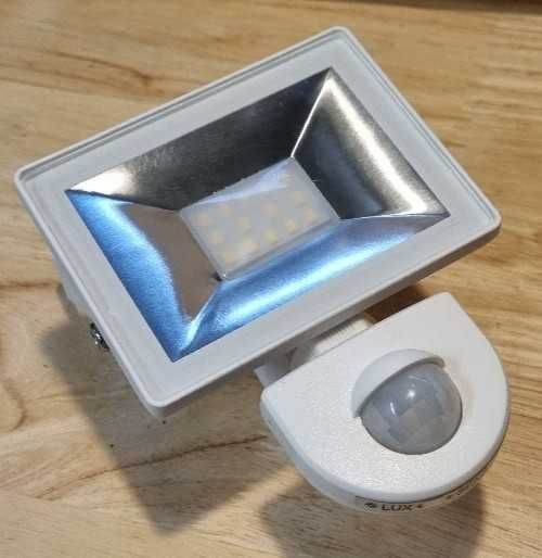 Lampa LED 10W - naświetlacz garażowy z czujnikiem ruchu