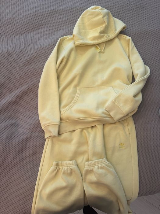 Костюм на флісі Adidas в трендовому кольорі