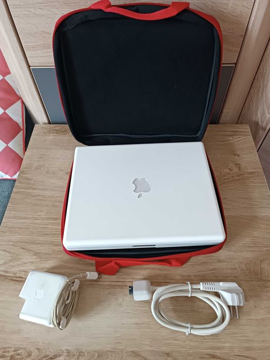 iBook G4 1.33GHz 1GB RAM 60GB HDD MacOS 10.4.11 Ubuntu 10.10
