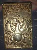Carta charizard de metal banhada a ouro item extremamente raro