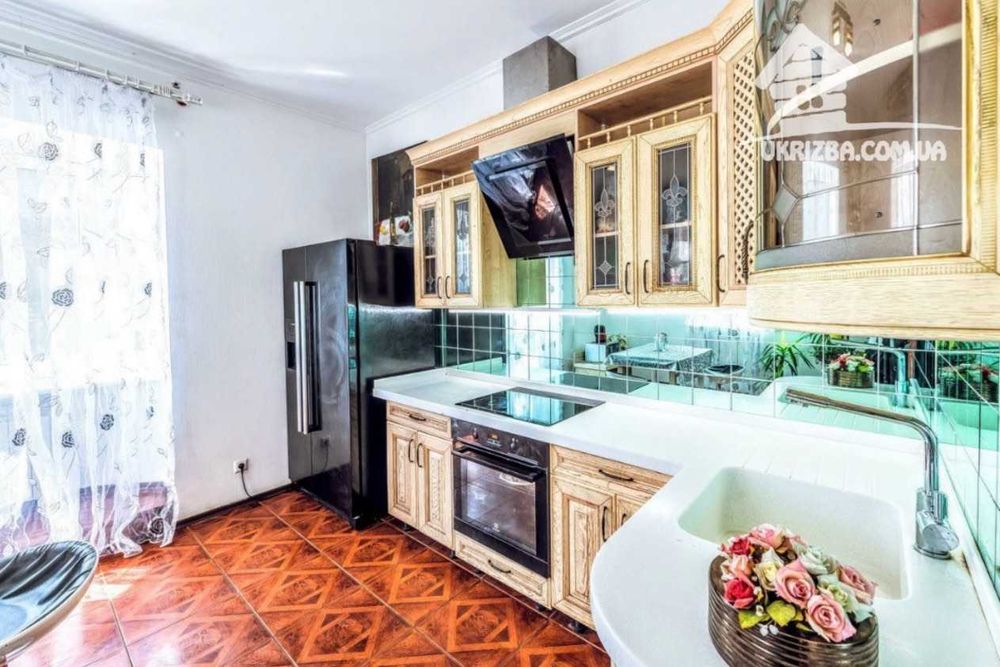 Київ. Будинок 360кв. Ділянка 16 соток, до 15 осіб.