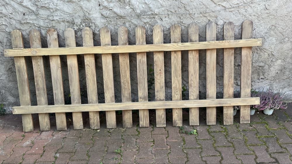 Płot drewniany sztachetowy