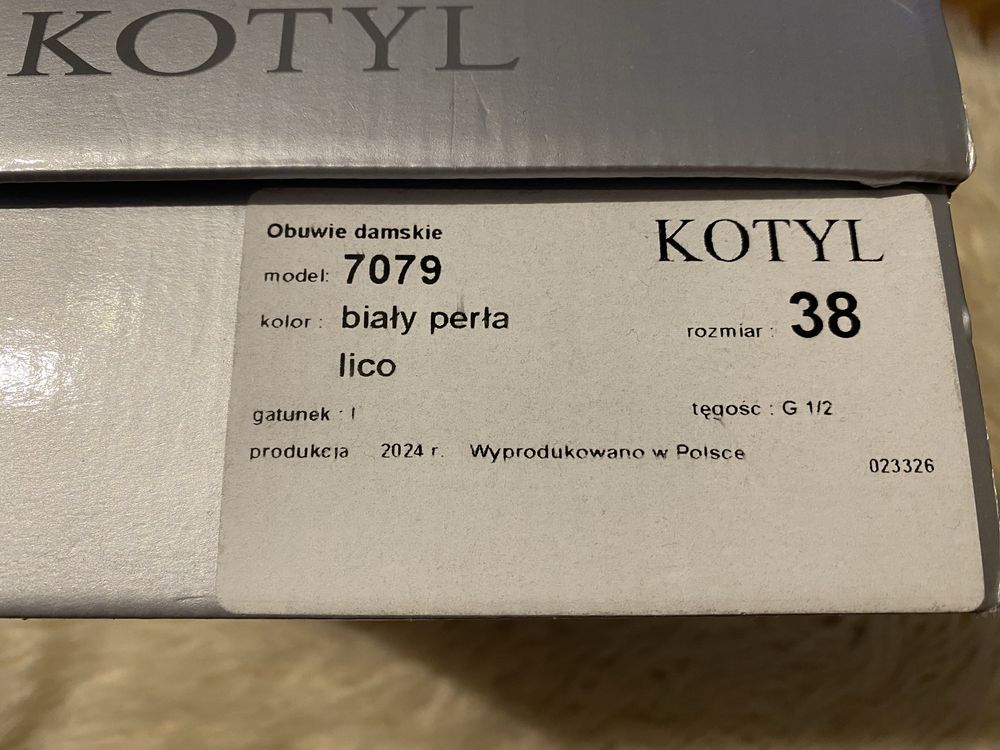 Perłowe buty marki Kotyl