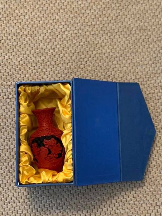 Oryginalny chiński wazonik z laki Nowy