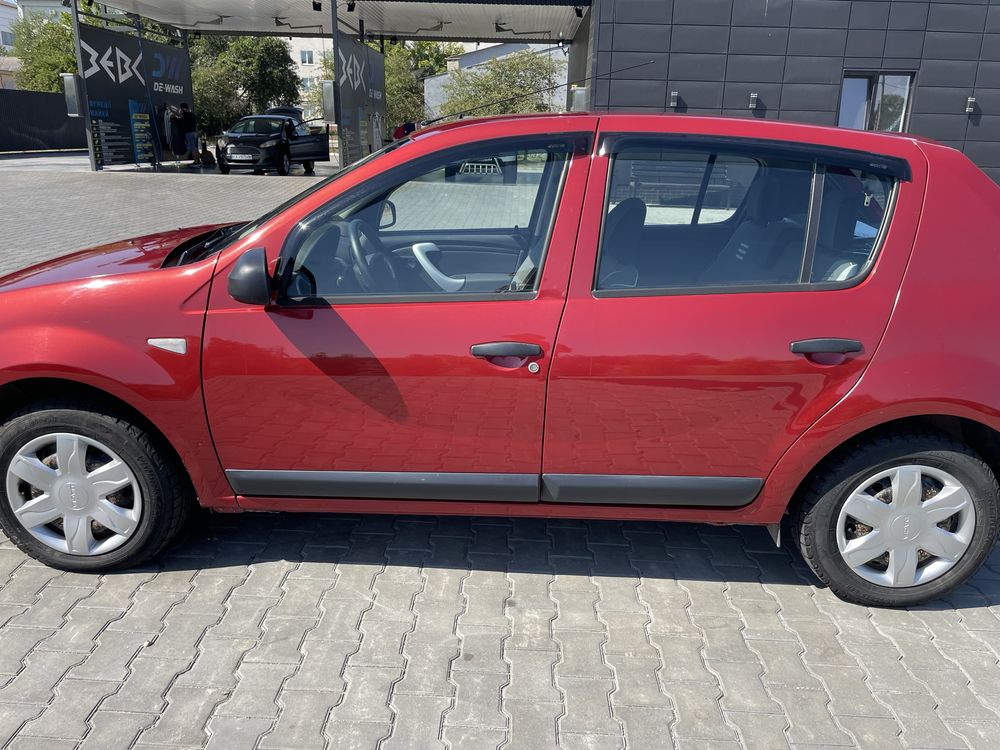 Dacia sandero 2012 року
