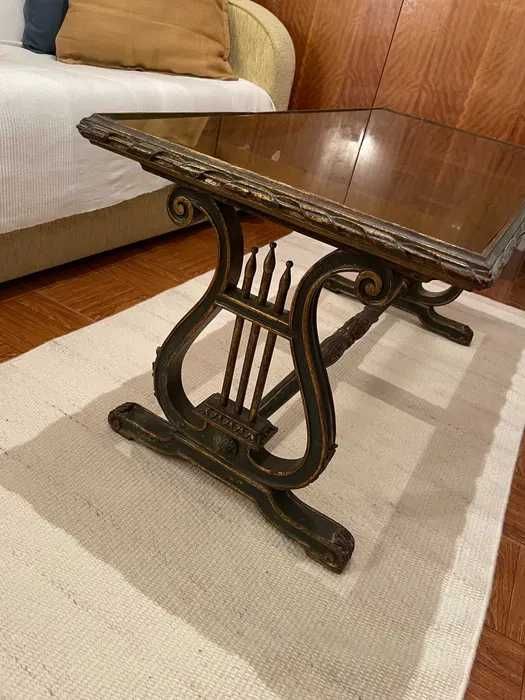 Mesa de café com superfície em vidro