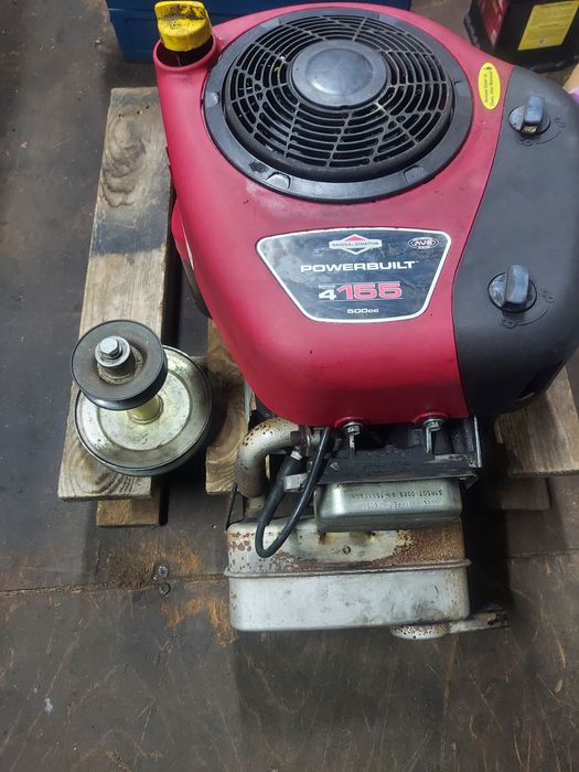 Sprzedam silnik do traktorka kosiarki B&S 15.5 KM uszkodzony.