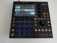 Akai MPC One z decksaverem oraz kartą SD 256GB
