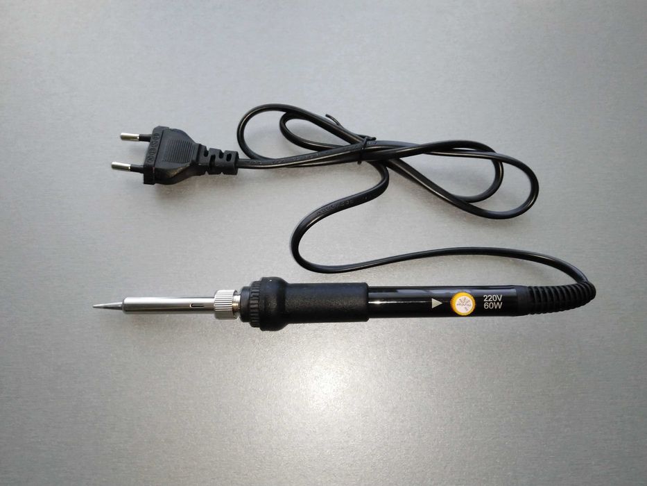 Паяльник с регулируемой температурой и необгораемым жалом.